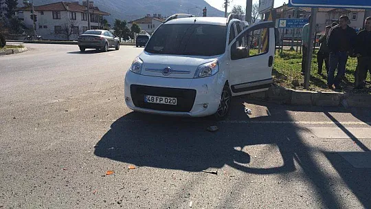 Kamyonetler çarpıştı 1 ölü 2 yaralı 