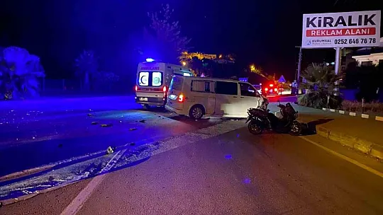 Minibüs İle kamyonet çarpıştı