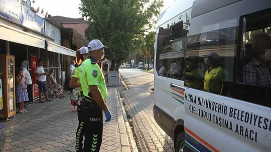 Fethiye'de minibüslere Kovid-19 denetimi gerçekleştirildi