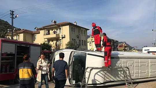 Fethiye'de otomobille minibüs çarpıştı: 2 yaralı