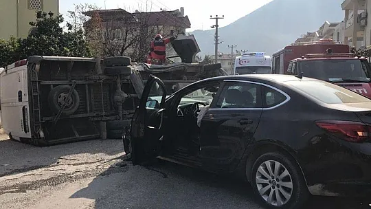 Fethiye'de otomobille minibüs çarpıştı: 2 yaralı