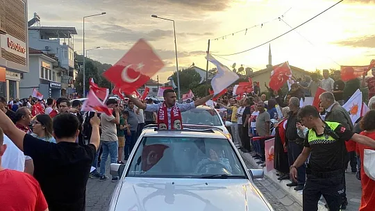 Fethiye'de seçim zaferi kutlanıyor