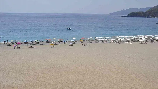 Fethiye'de sıcaktan bunalan yerli ve yabancı tatilciler Ölüdeniz'e koştu