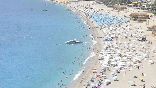 Fethiye'de sıcaktan bunalan yerli ve yabancı tatilciler Ölüdeniz'e koştu