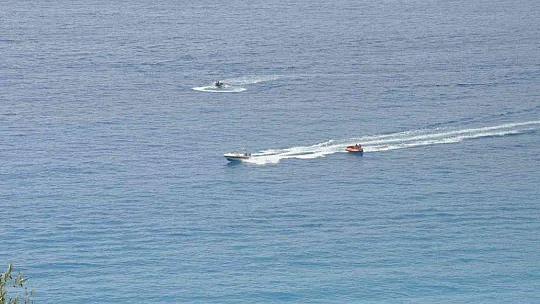 Fethiye'de sıcaktan bunalan yerli ve yabancı tatilciler Ölüdeniz'e koştu