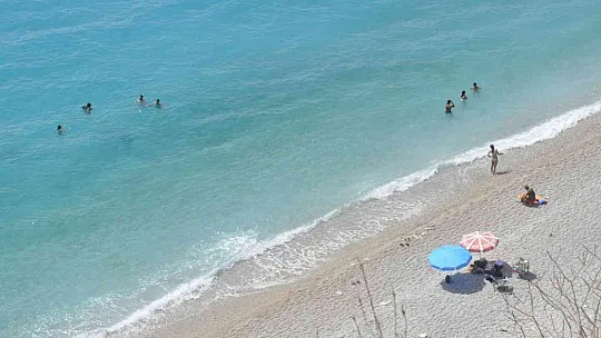 Fethiye'de sıcaktan bunalan yerli ve yabancı tatilciler Ölüdeniz'e koştu