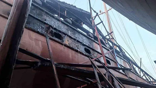 FETHİYE'DE TERSANE YANGINI: 4 AHŞAP TEKNE ZARAR GÖRDÜ