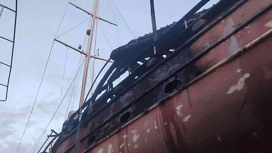 FETHİYE'DE TERSANE YANGINI: 4 AHŞAP TEKNE ZARAR GÖRDÜ