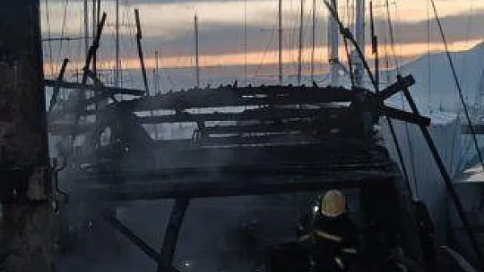 FETHİYE'DE TERSANE YANGINI: 4 AHŞAP TEKNE ZARAR GÖRDÜ