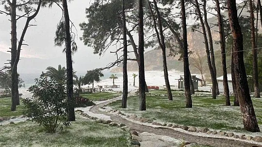 Fethiye'deki dolu sahili beyaz örtü ile kapladı