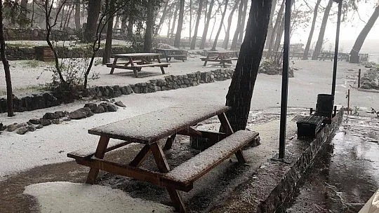 Fethiye'deki dolu sahili beyaz örtü ile kapladı