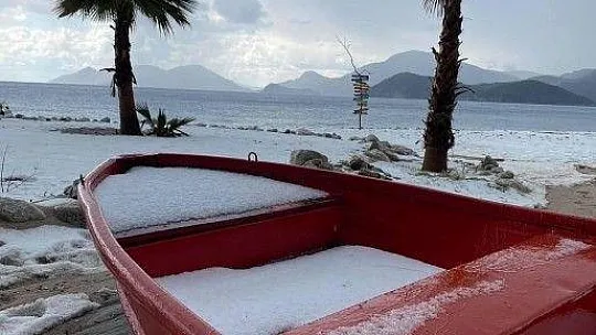 Fethiye'deki dolu sahili beyaz örtü ile kapladı