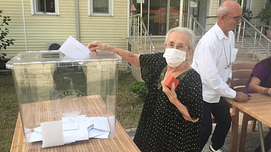 HUZUREVİ'NDE DEMOKRASİ ŞÖLENİ