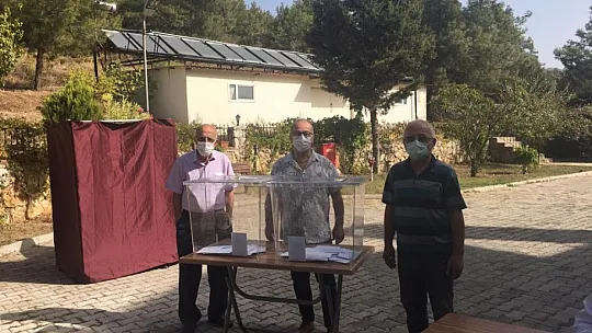 HUZUREVİ'NDE DEMOKRASİ ŞÖLENİ