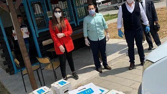 Gıda kolileri mahalle muhtarlarına teslim edildi 