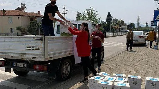 Gıda kolileri mahalle muhtarlarına teslim edildi 
