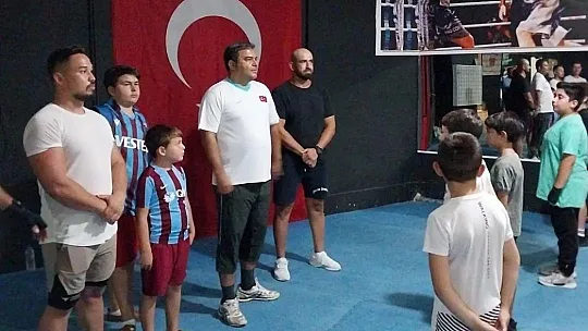 FETHİYE KAYMAKAMI BALCI, ULUSLARARASI BOKS ŞAMPİYONU ALCU İLE ANTRENMAN YAPTI