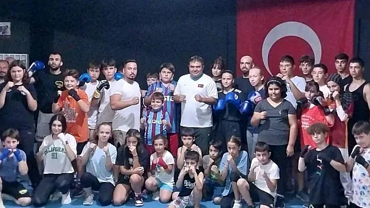 FETHİYE KAYMAKAMI BALCI, ULUSLARARASI BOKS ŞAMPİYONU ALCU İLE ANTRENMAN YAPTI