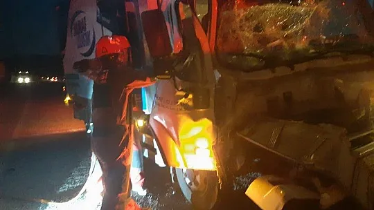 Seydikemer'de kamyonetler çarpıştı 2 yaralı