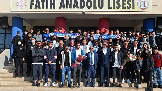 Fethiyespor'u Meşaleler ve Çiçeklerle Karşıladılar