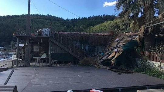 Fırtına Akbük'te hasara yol açtı