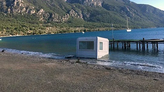 Fırtına Akbük'te hasara yol açtı