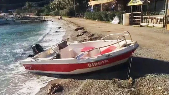 Fırtına Akbük'te hasara yol açtı