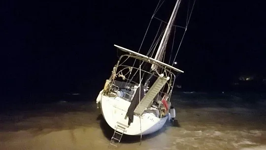 Fırtına tekneleri karaya sürükledi