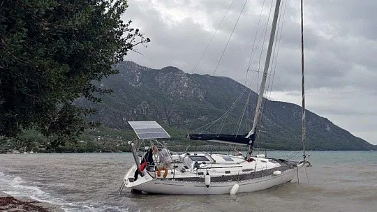 Fırtına tekneleri karaya sürükledi