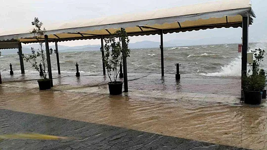 FIRTINANIN OLUŞTURDUĞU DALGALAR KÖYCEĞİZ GÖLÜNÜ TAŞIRDI