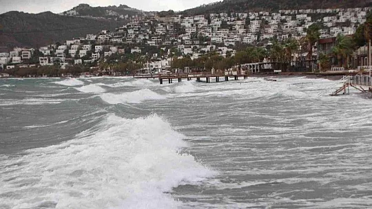Fırtınaya aldırmadan denize girdi