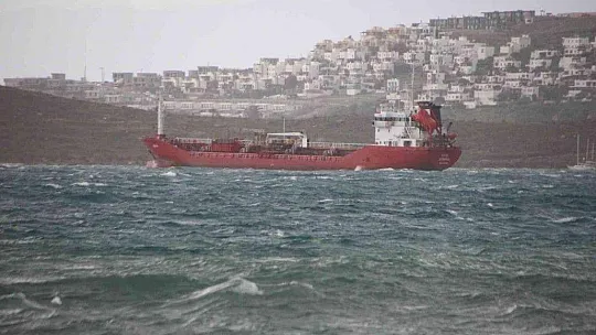 Fırtınaya aldırmadan denize girdi