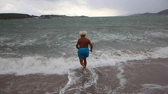 Fırtınaya aldırmadan denize girdi