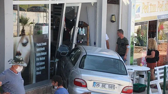 Fren yerine gaza bastı, kuaföre girdi