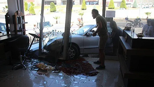 Fren yerine gaza bastı, kuaföre girdi