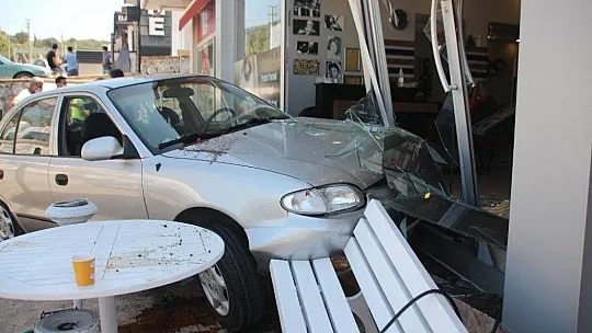 Fren yerine gaza bastı, kuaföre girdi