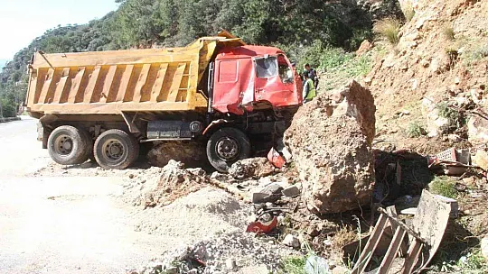 Freni boşalan kamyon dağa çarptı, sürücü ağır yaralandı