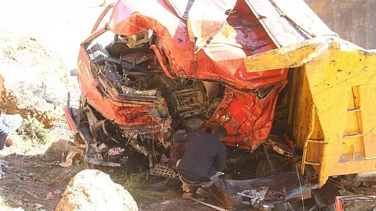 Freni boşalan kamyon dağa çarptı, sürücü ağır yaralandı