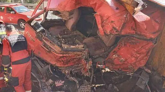 Freni boşalan kamyon dağa çarptı, sürücü ağır yaralandı