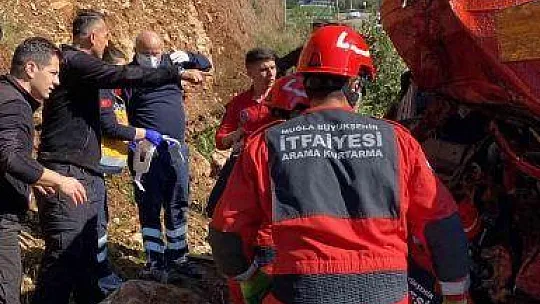 Freni boşalan kamyon dağa çarptı, sürücü ağır yaralandı