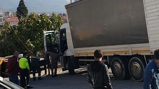 Freni boşalan kamyon ortalığı savaş alanına çevirdi