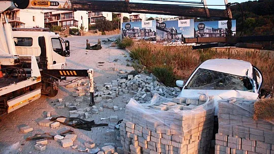 Freni boşalan vinç otomobili ezdi, şarampole uçtu