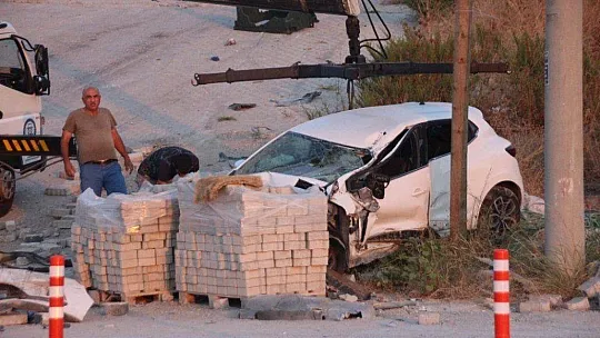 Freni boşalan vinç otomobili ezdi, şarampole uçtu