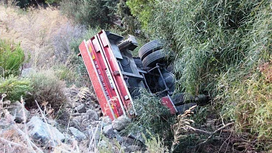 Freni boşalan vinç otomobili ezdi, şarampole uçtu