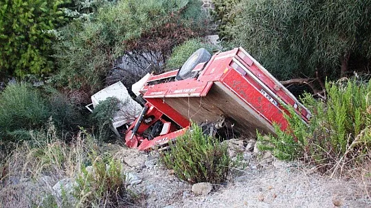 Freni boşalan vinç otomobili ezdi, şarampole uçtu