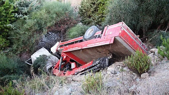 Freni boşalan vinç otomobili ezdi, şarampole uçtu