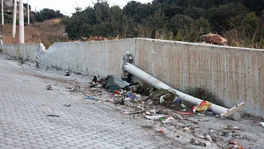 Freni boşalan vinç otomobili ezdi, şarampole uçtu