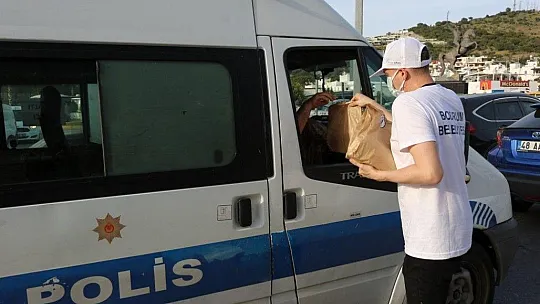 İftara yetişemeyenlere kumanya dağıtıldı