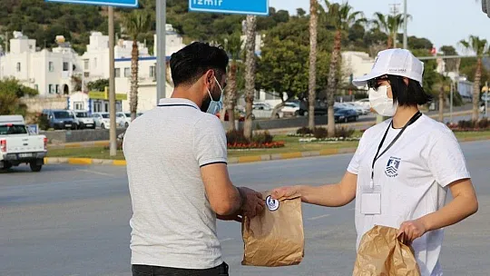 İftara yetişemeyenlere kumanya dağıtıldı