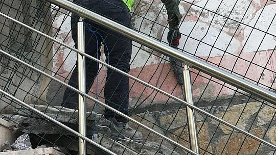 Furkan'ın ölümüne sebep olan cephe kaplamaları kaldırılıyor